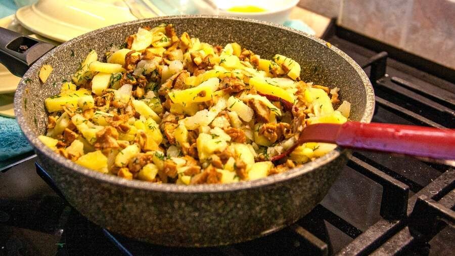 Рецепт жареной картошки с грибами и луком для настоящих гурманов