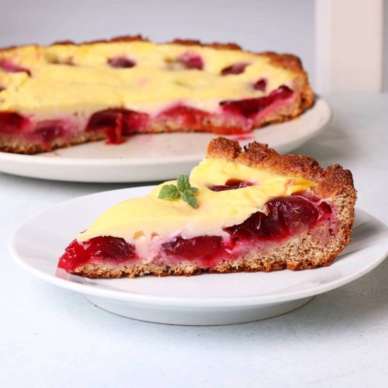 Сладкие угощения: простые рецепты пирогов со сливами для всей семьи