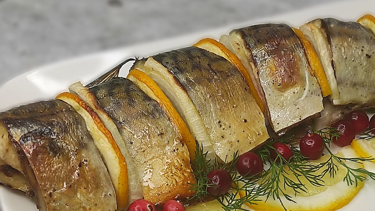 Нежная запечённая скумбрия с лимоном и луком: простой рецепт для всей семьи