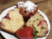 Маффины со сметаной и клубникой