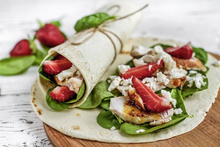 Летний врап с курицей и клубникой