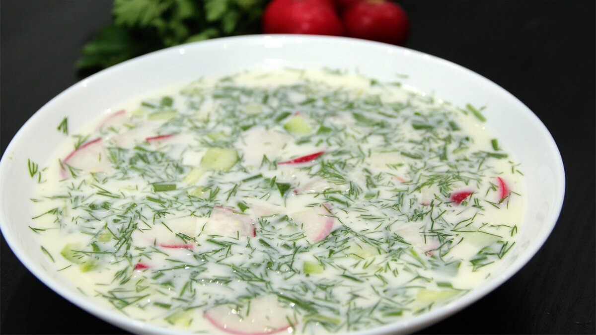 Окрошка на квасе или кефире: что выбрать в жару?