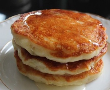 Нежные творожно-яблочные оладьи без яиц для уютного завтрака