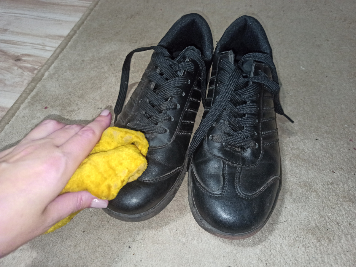 Как защитить обувь от влаги: простой и доступный способ с парафином