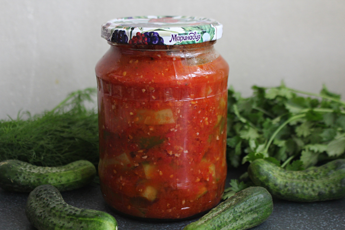 Простой рецепт салата из огурцов на зиму, который порадует вкусом