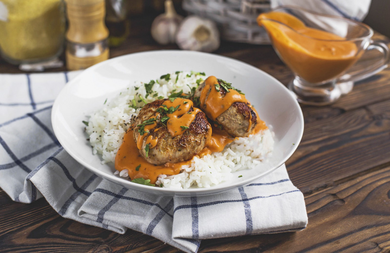 Вкусные котлеты из индейки с рисом и томатным соусом