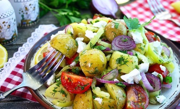 Свежий овощной салат с картошкой: идеальное весеннее угощение