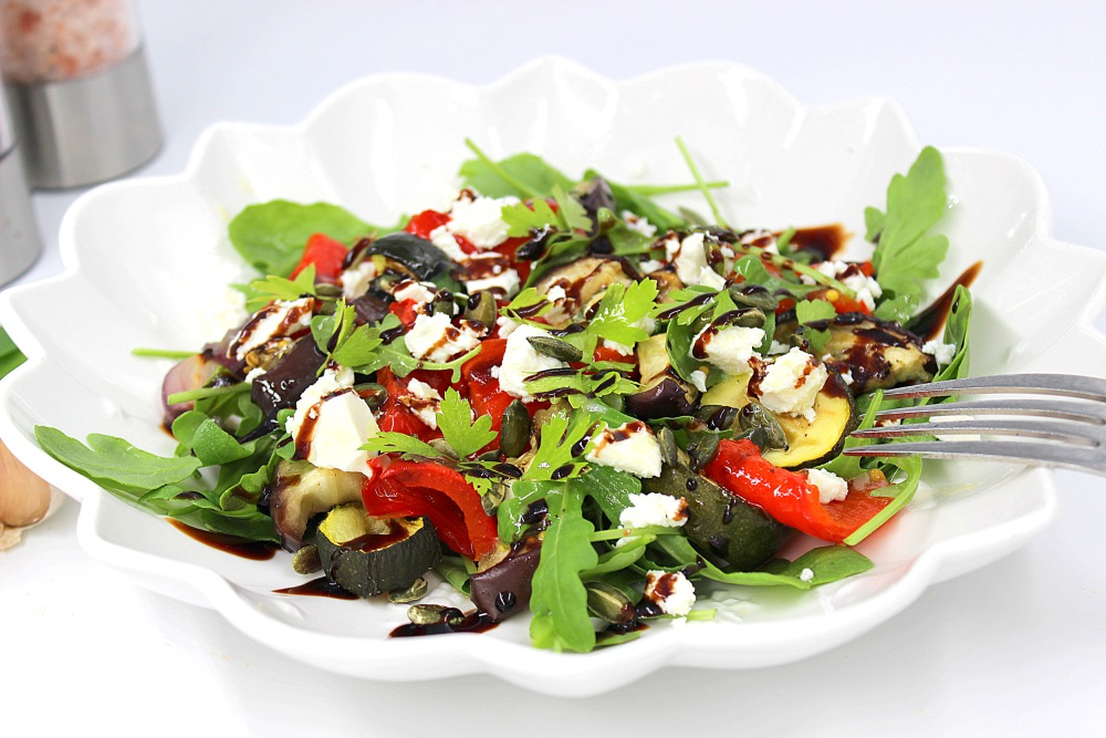 Нежный салат из запеченных овощей с фетой в двух вариантах подачи