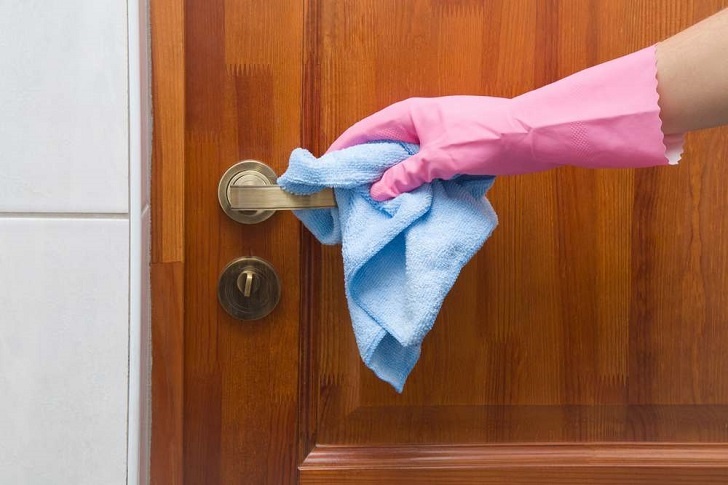 Как быстро удалить жирные пятна с дверей и вернуть им чистый вид