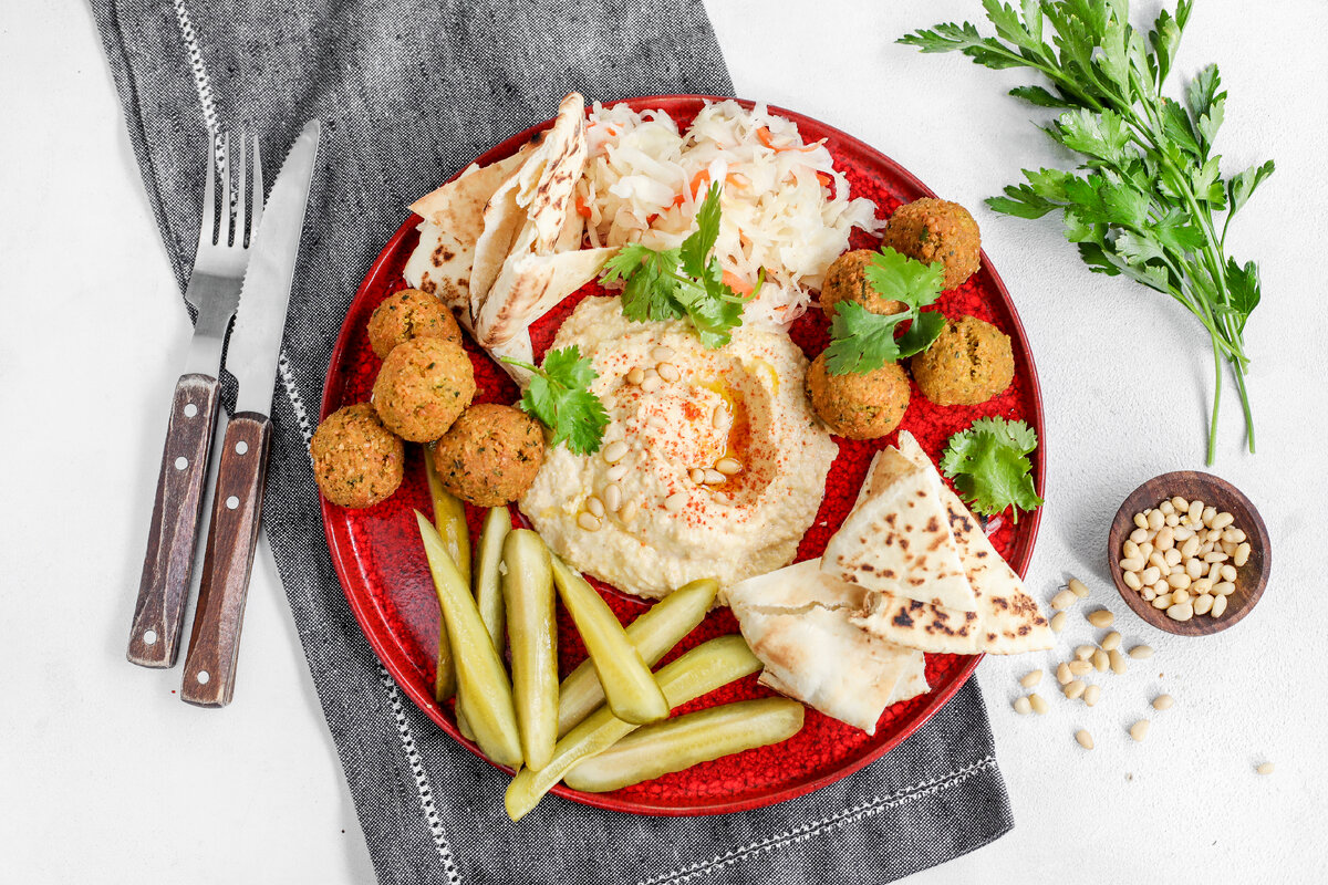 Как приготовить фалафель с хумусом и квашеной капустой