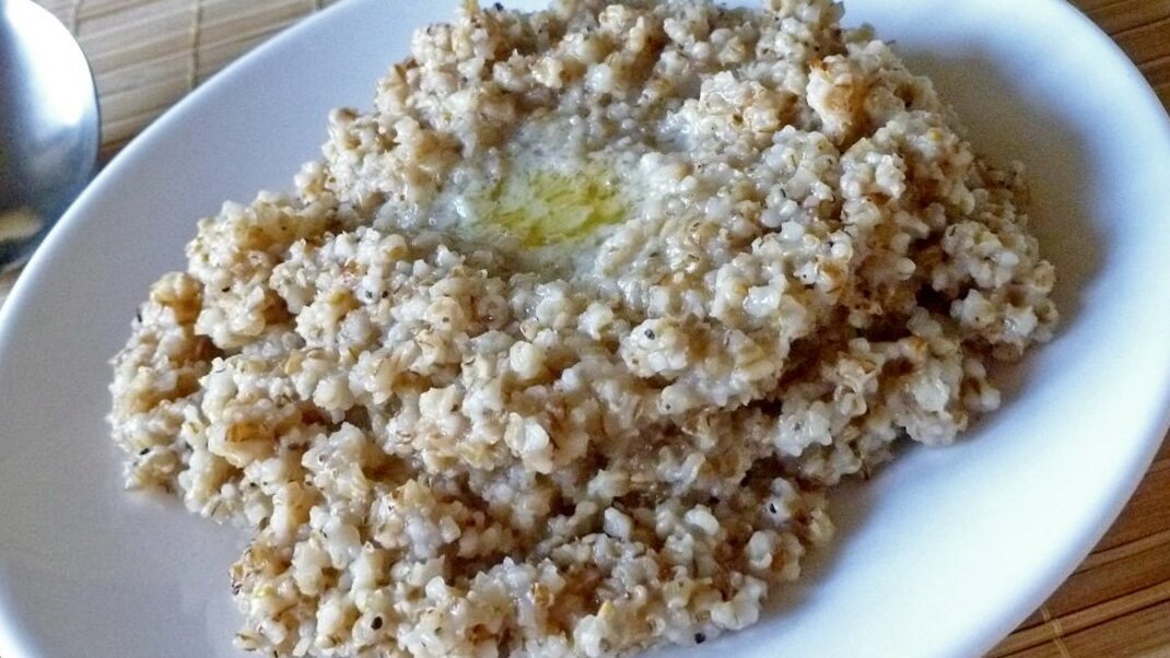 Здоровый завтрак для пенсионеров: ключевые правила и опасные продукты