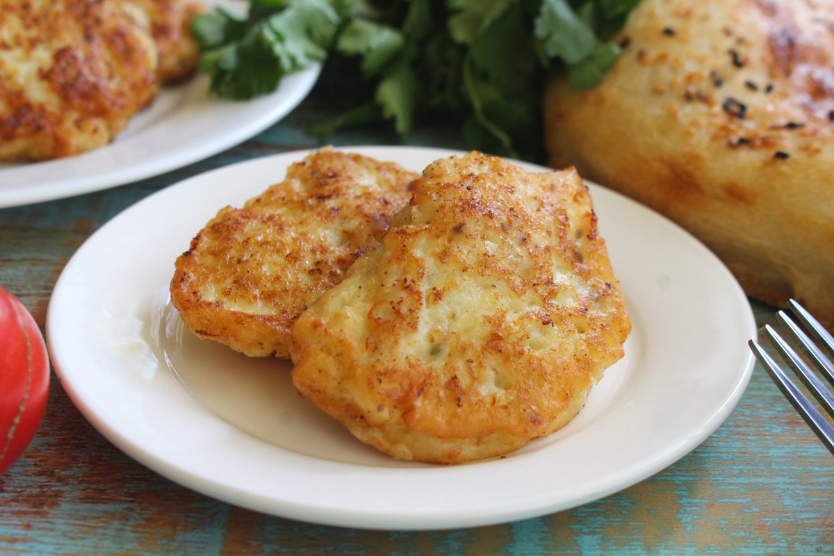 Нежные куриные оладьи с луком и сметаной