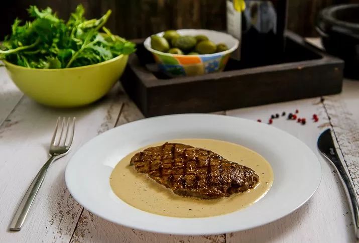 Нежный антрекот из говядины с ароматным перечным соусом