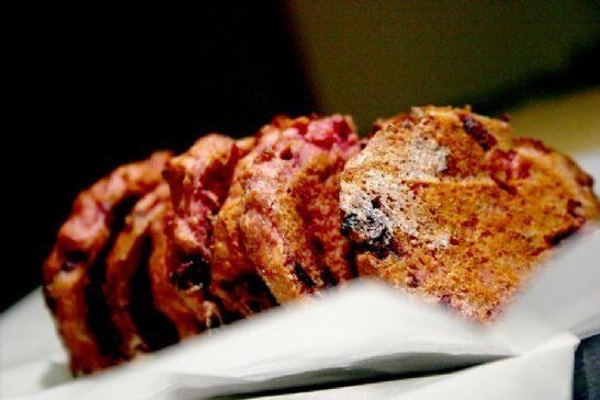 Вкусные творожные лепешки с вишней: легкий и полезный рецепт