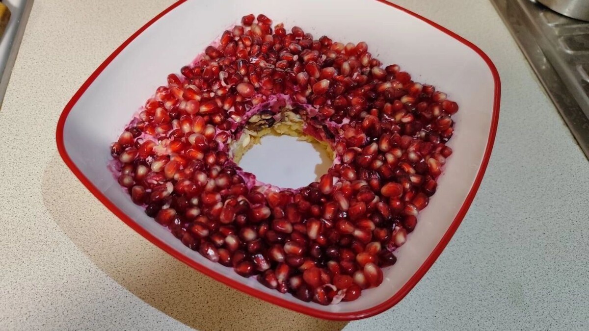 Удивительный салат «Гранатовый браслет» на новогодний стол