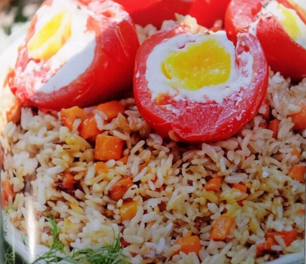 Вегетарианский плов с яичницей в помидорах: вкусно и оригинально