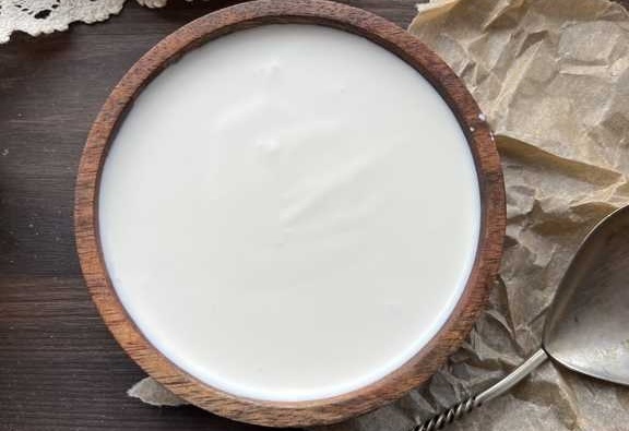 Как выбрать между домашней и магазинной сметаной: что действительно лучше?