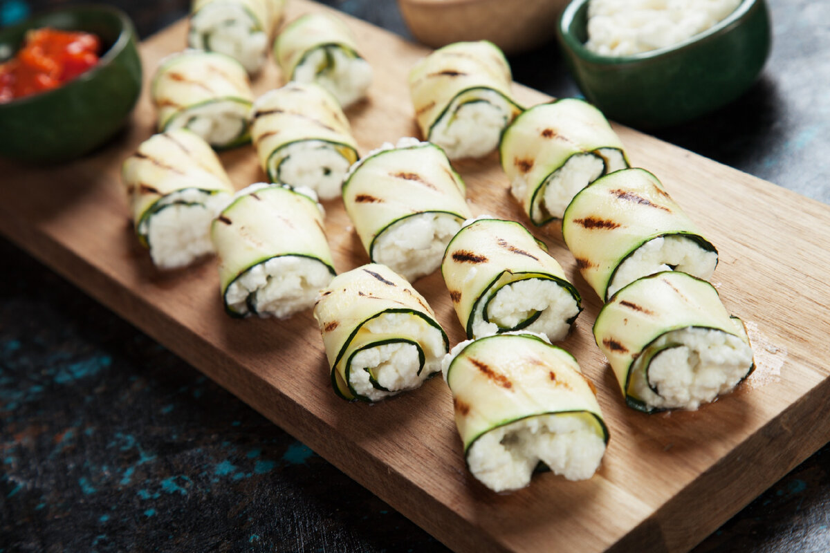 Необычные рулетики из кабачков: разнообразие начинок для любого вкуса