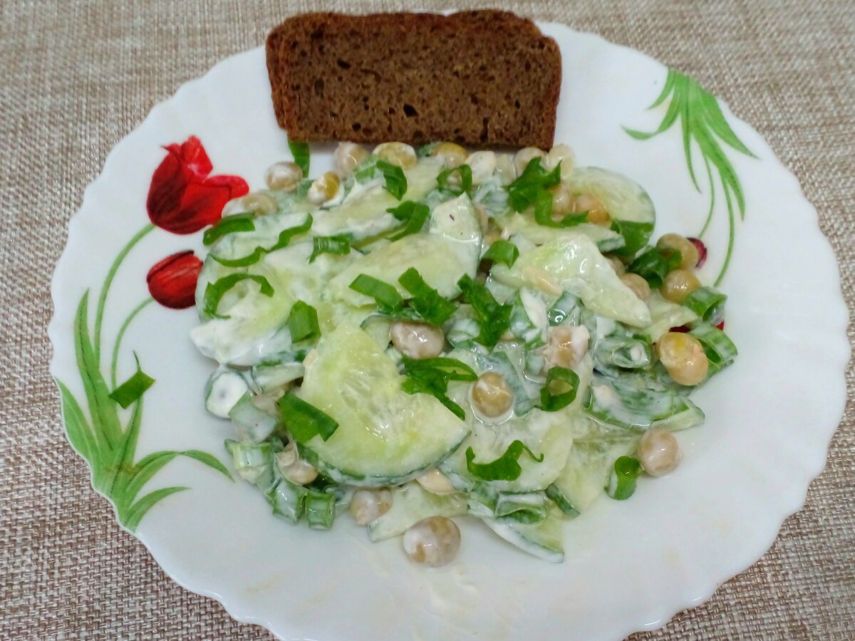 Зеленый салат с чесноком и сметаной: быстро и легко