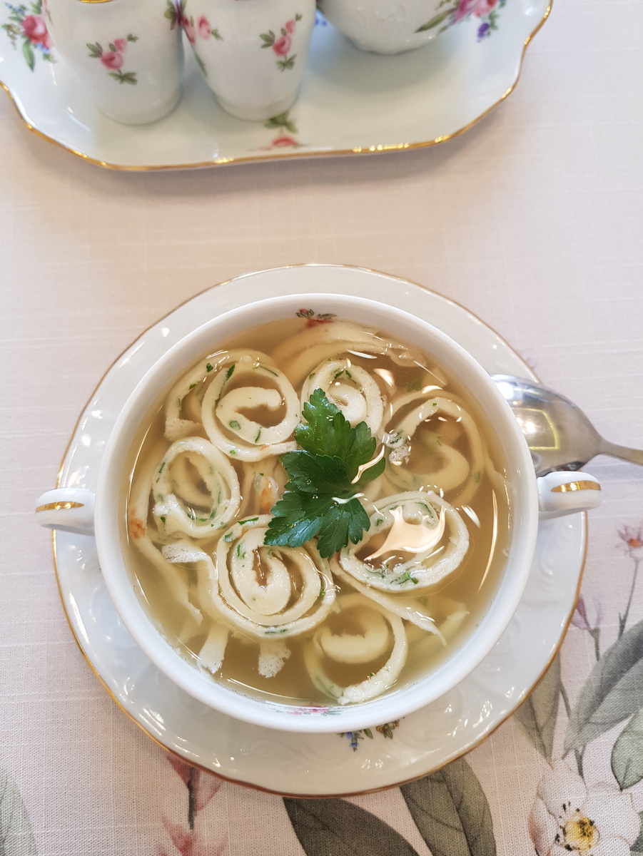 Нежное консоме с солеными блинами: оригинальный рецепт от Эскофье