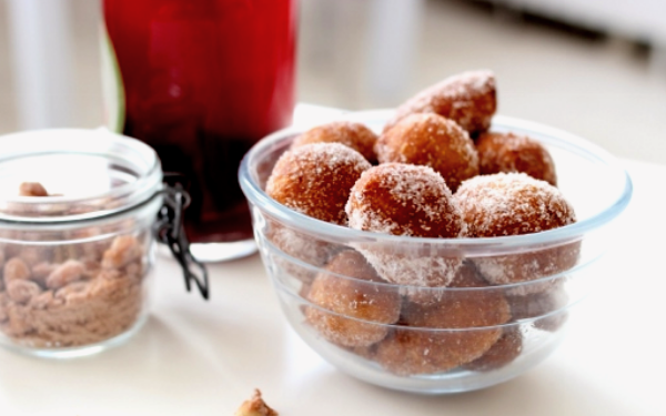 Необычные творожные пончики с соусом Могадор для гурманов