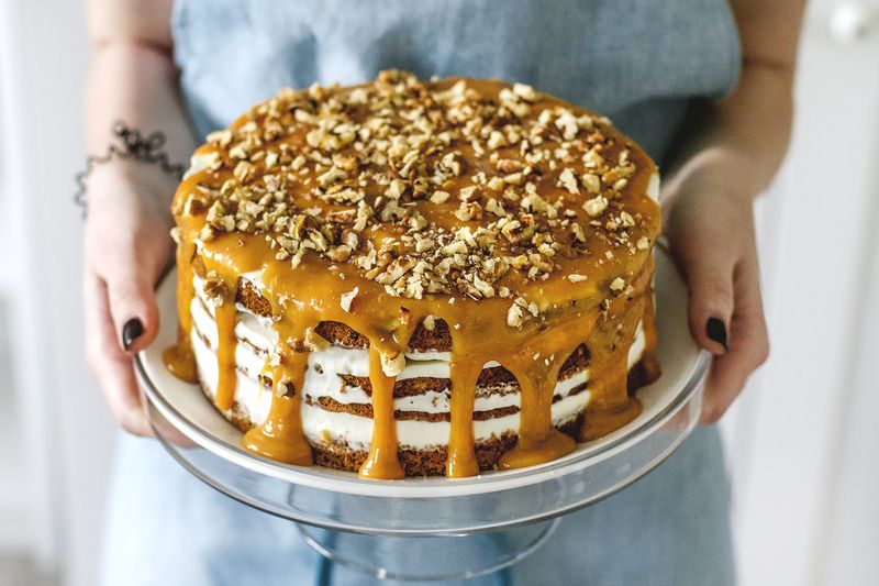 Необычный морковный торт с орехами и апельсиновой карамелью: попробуйте праздник для своих вкусов