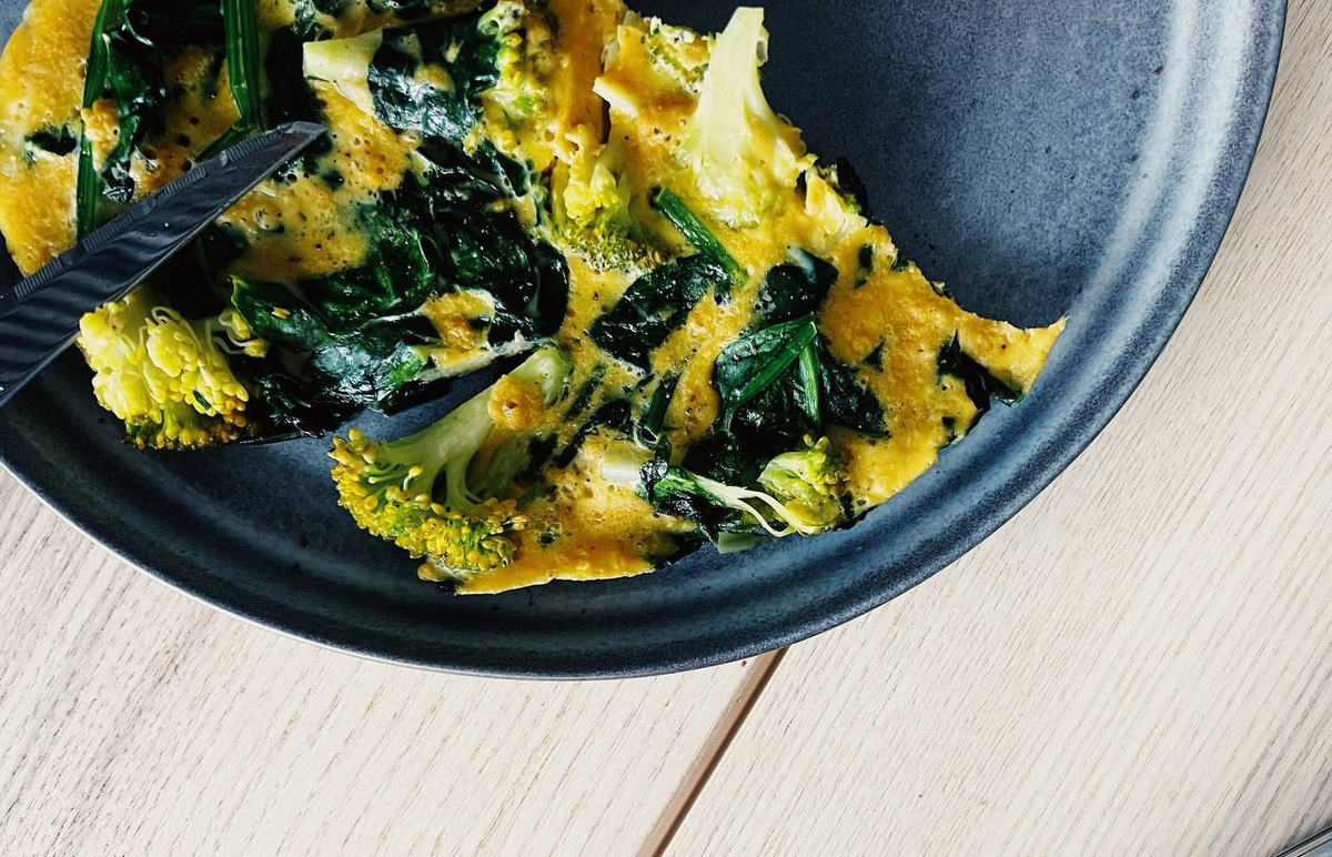 Идеальный старт дня: как приготовить омлет со шпинатом и брокколи