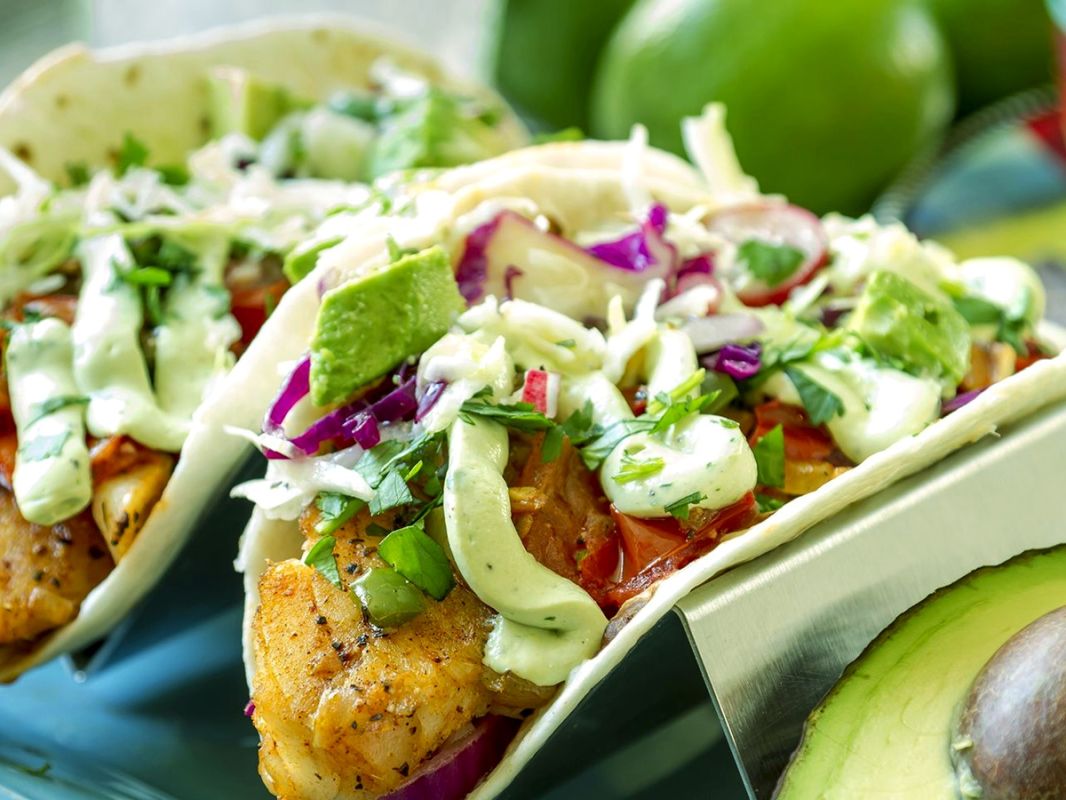 Рыбные тако на гриле: вкусное сочетание с маринованным луком и кремом из авокадо