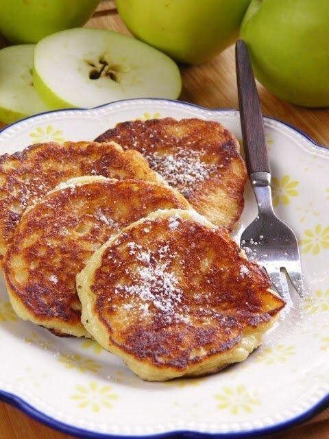 Нежные яблочные оладьи: простота и вкус в каждом кусочке