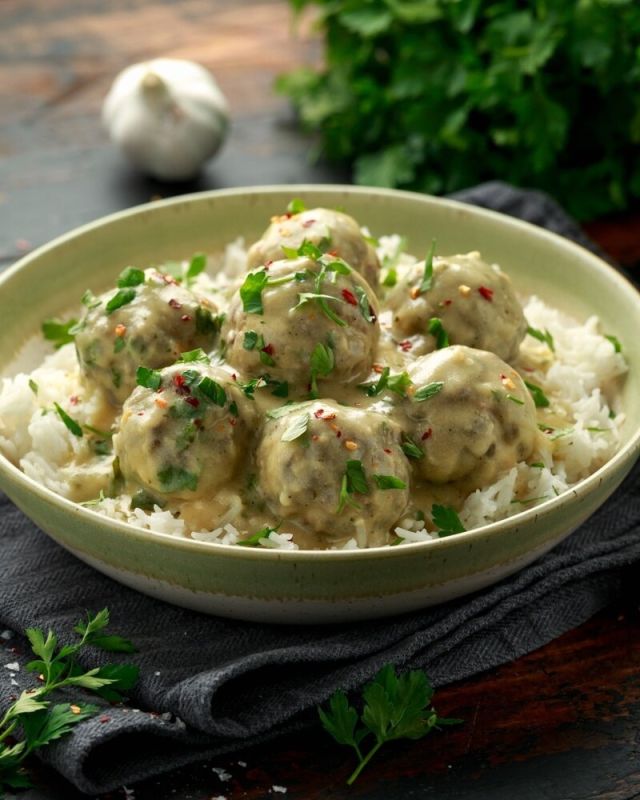 Нежные тефтели в сливочно-чесночном соусе: простой рецепт для домашних вечеров