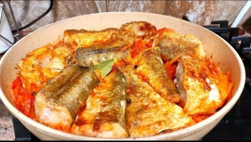 Нежный хек: как готовить сочное блюдо с ярким овощным соусом