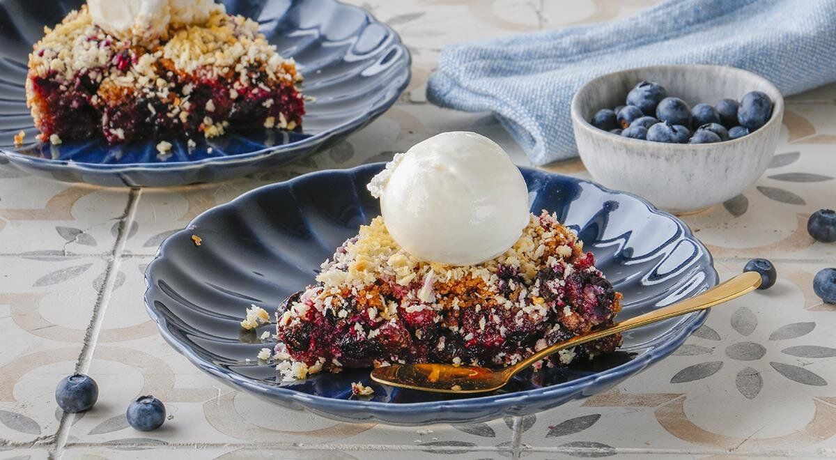 Вкусный насыпной пирог с черникой без манки