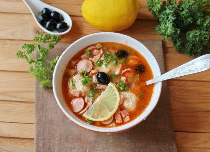 Сочная солянка с фрикадельками: как легко приготовить любимое блюдо