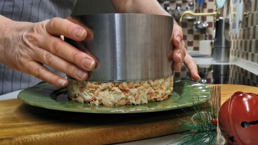 Секрет простого новогоднего салата, который сметают первыми