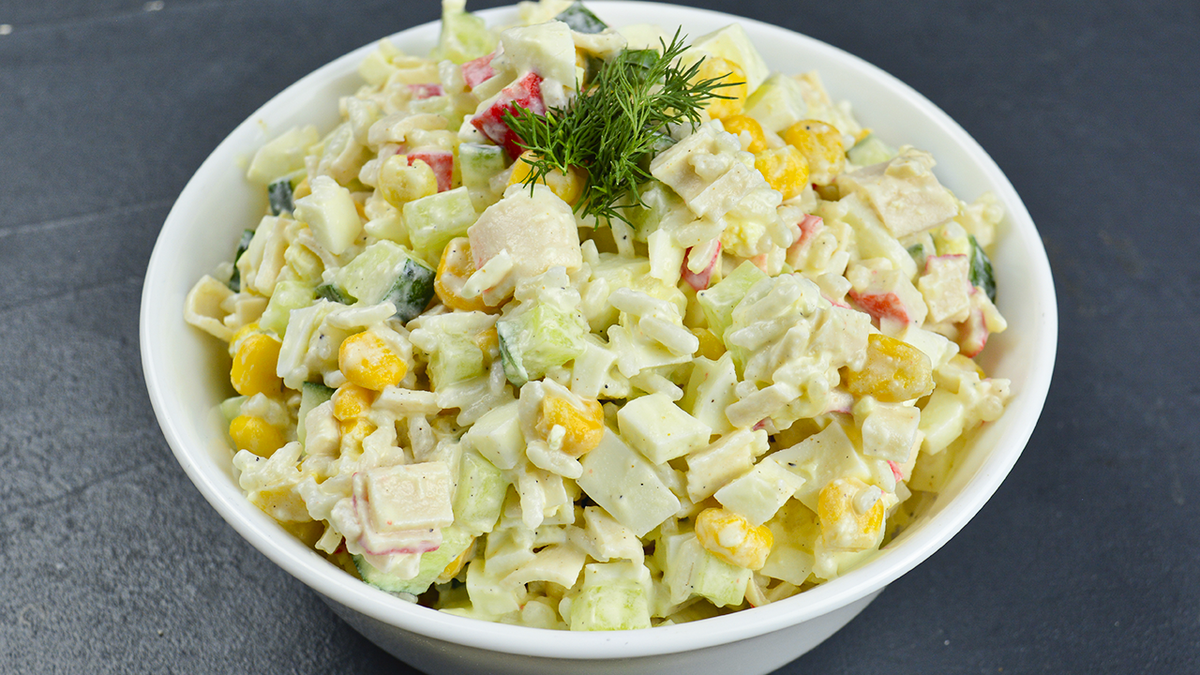 Незабываемый крабовый салат для вашего праздничного стола