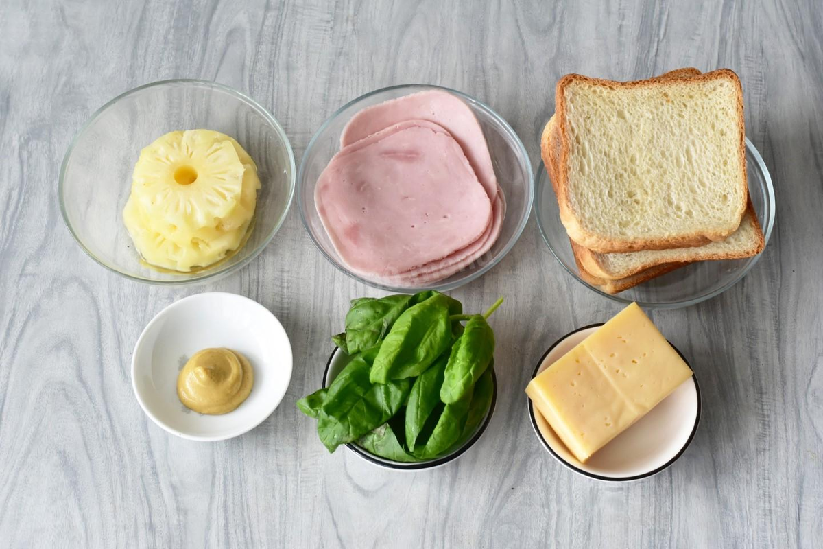 Нежные горячие бутерброды с ананасом и сыром на скорую руку