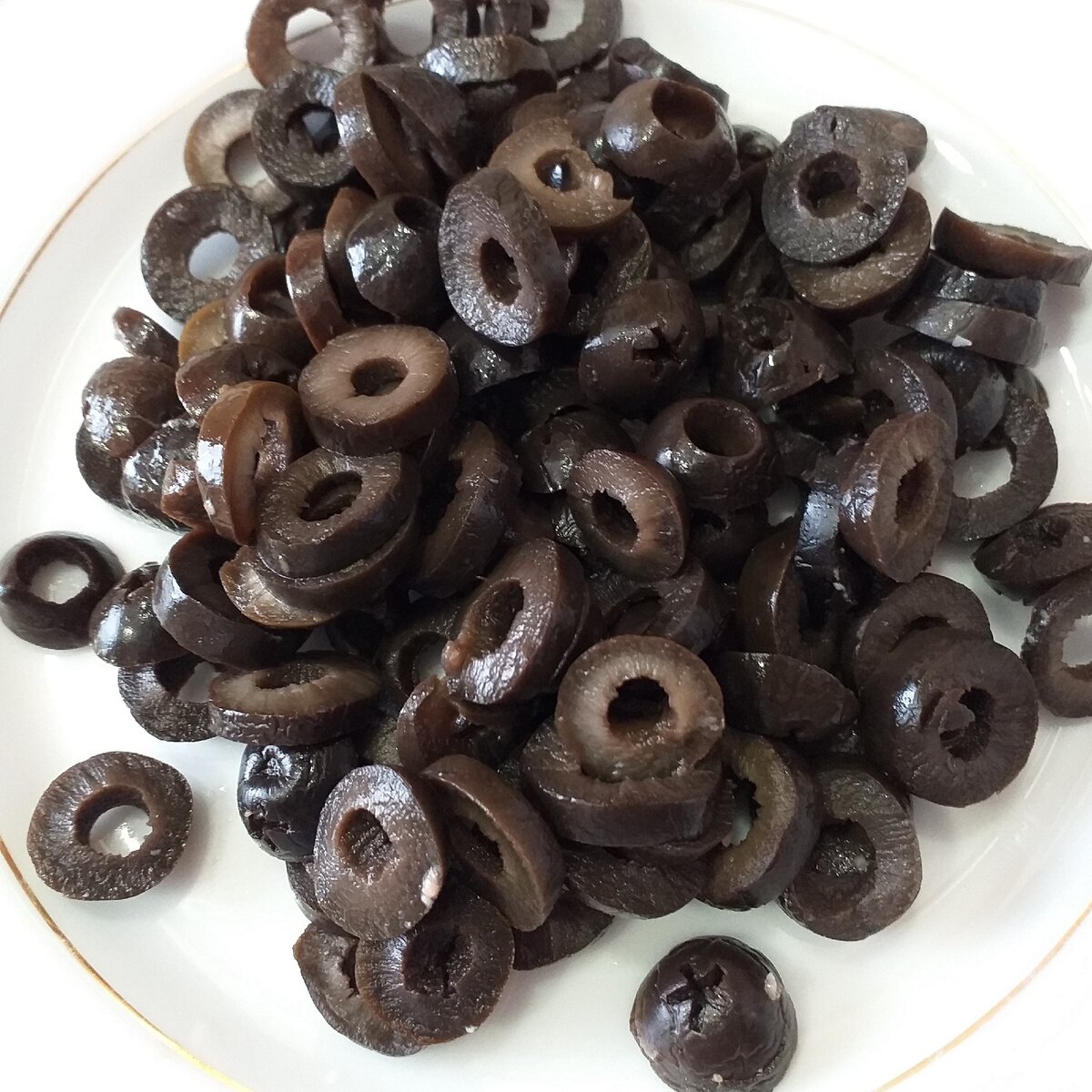 Как приготовить хрустящую фокаччу с маслинами и ароматными травами