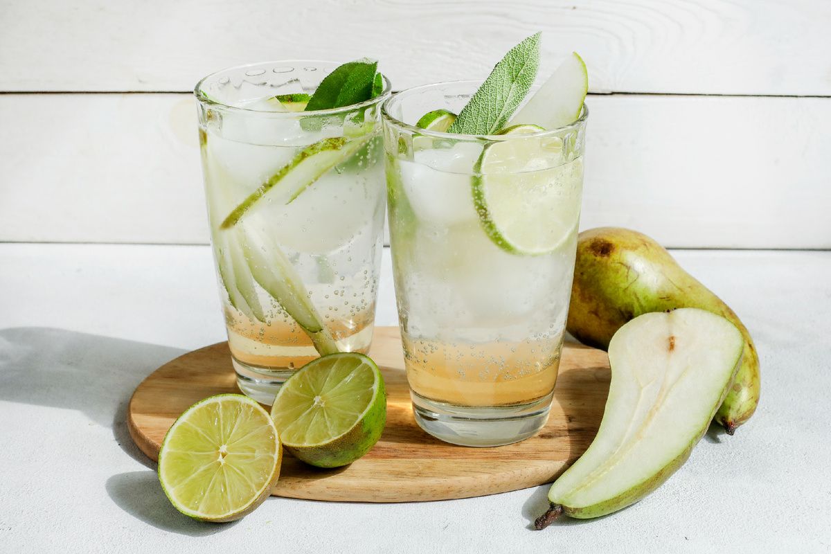 Освежающий лимонад с грушей и шалфеем для теплых дней