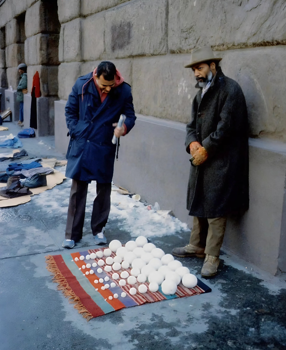 Уникальная акция: Дэвид Хаммонс продает снежки в Нью-Йорке
