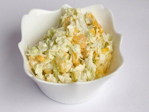 Необычный капустный салат с кукурузой и яблоком