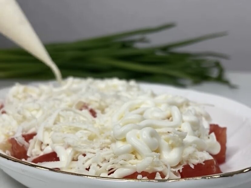 Простой и вкусный салат с помидорами и курицей для любой ситуации