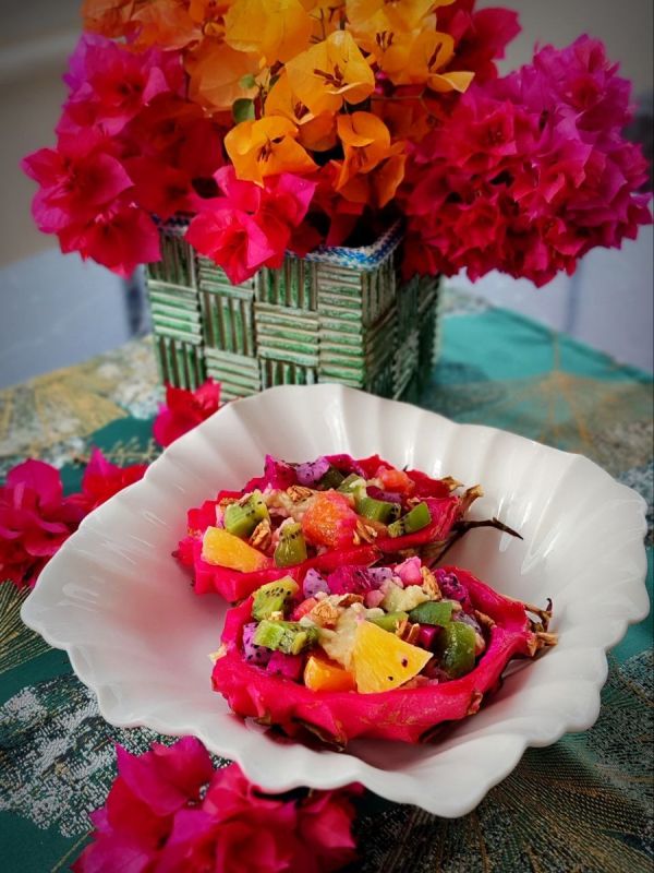 Яркие лодочки из драгонфрута: как удивить фруктовым салатом