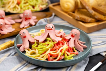 Вкусные и яркие макароны с сосисками в форме осьминогов для семейного ужина