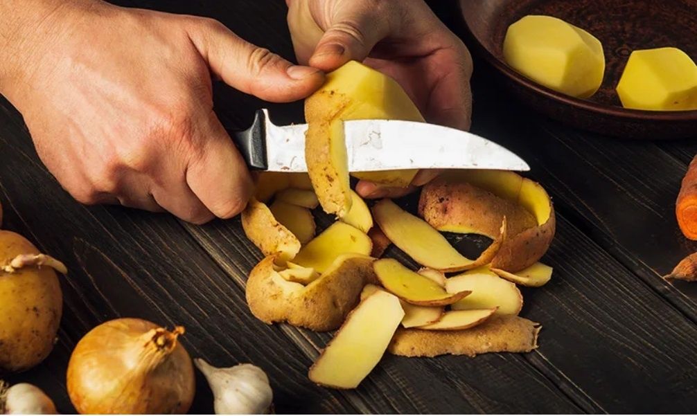 Как соседка превращает картофельные очистки в хрустящие чипсы для детей