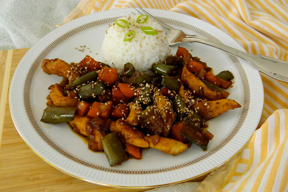 Ароматная курица с баклажанами в кисло-сладком соусе