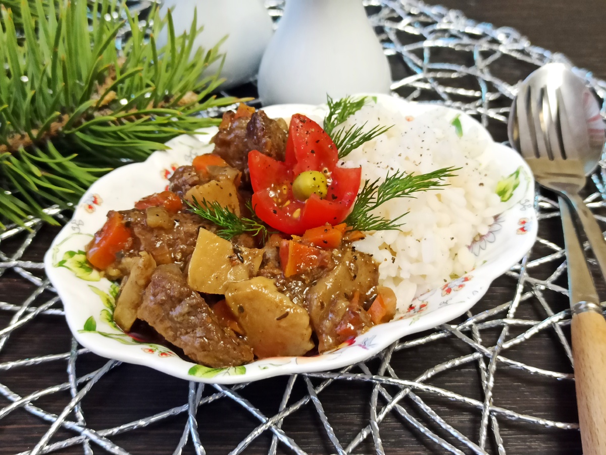 Сытный гуляш с говядиной и грибами, который покорит вас
