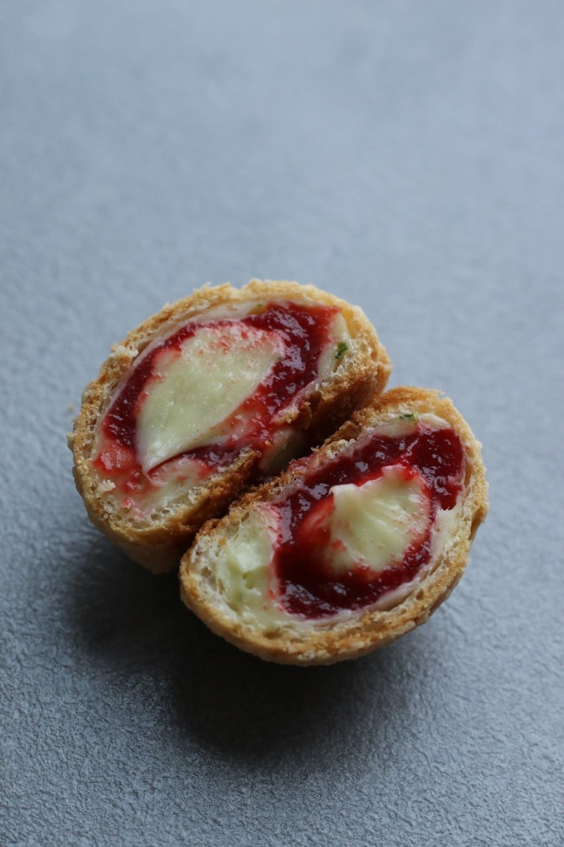 Идеальное сочетание: Нежные шу с клубникой, лаймом и базиликом