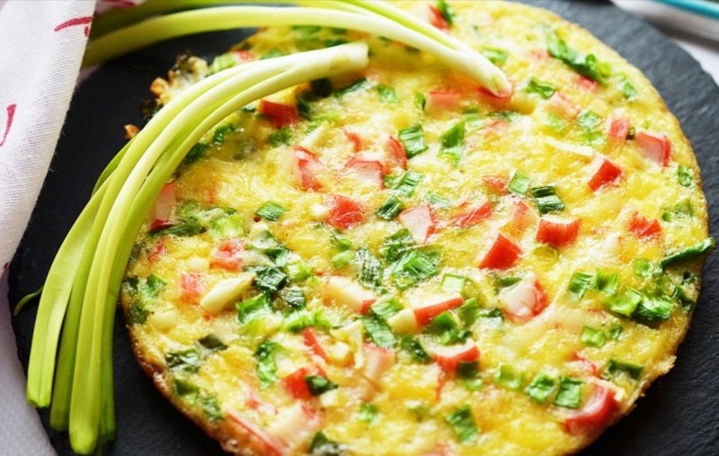 Нежный омлет с крабовыми палочками: легкий и вкусный рецепт