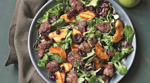 Кулинарное вдохновение: теплый салат с куриной печенью и яблоками