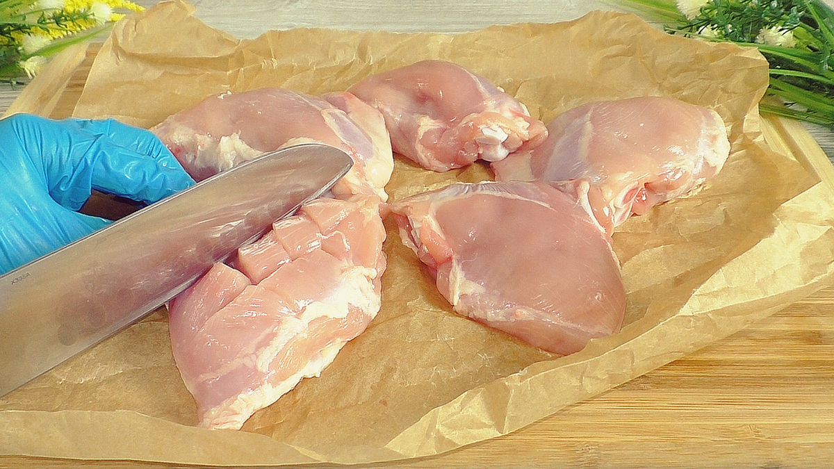 Сочный ужин за час: как приготовить куриные бёдра с овощами